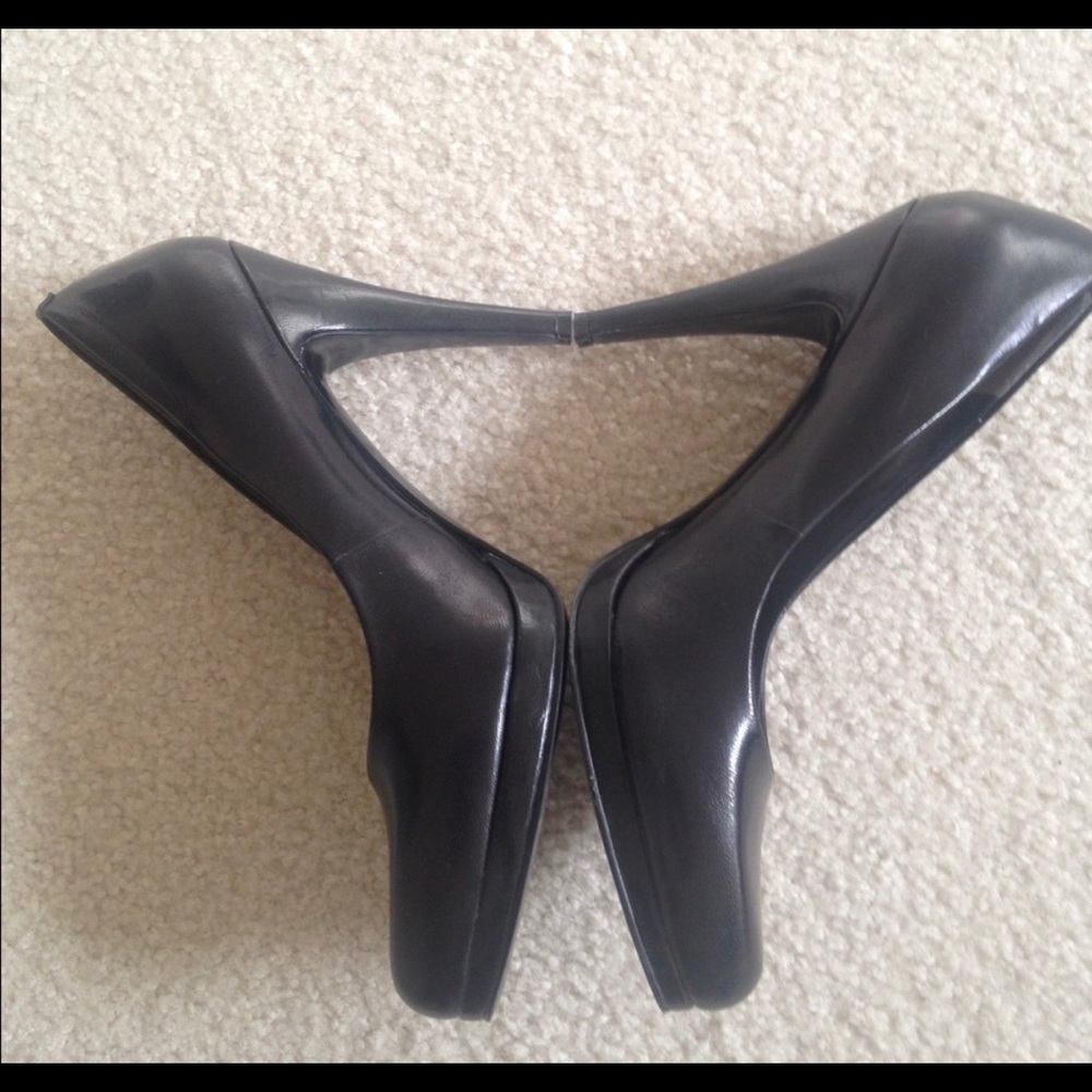 Nine West Black Leather Heels/Pumps!